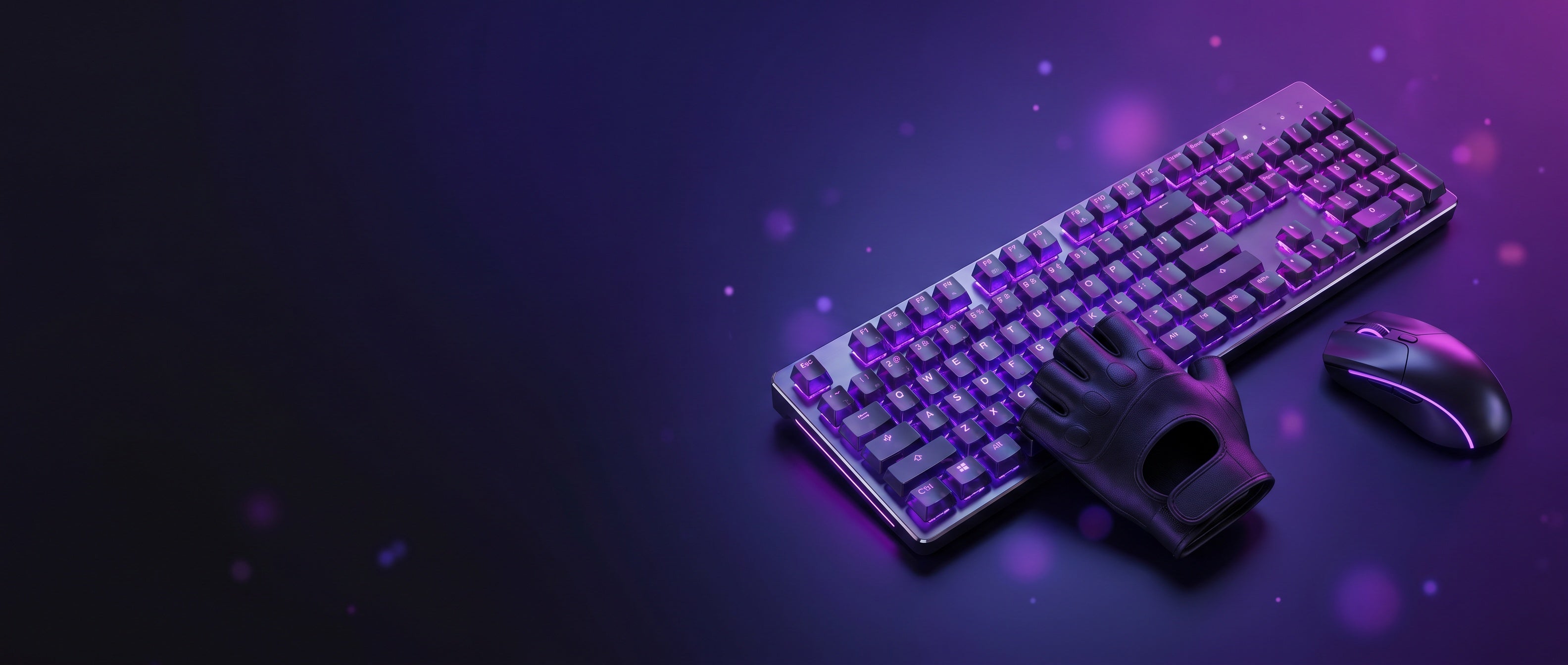 Clavier et souris gaming sous une lumière violette